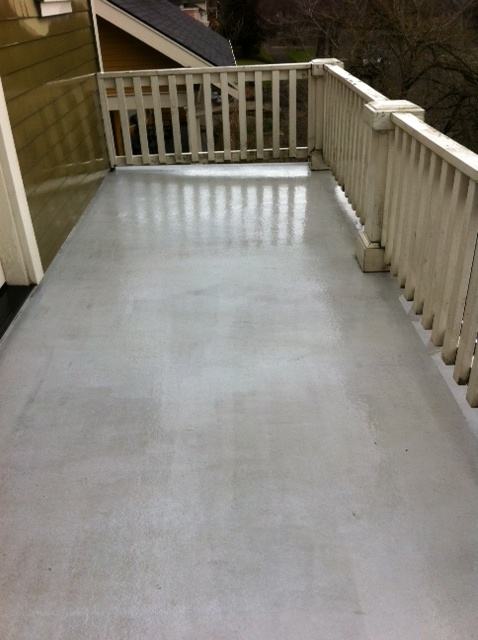 Same wood deck after low pressure cleaning, clean surface with patina preserved
